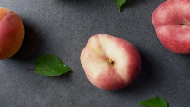 Bonitos Melocotones Frescos Deliciosos Con Hojas Árbol Verde Superficie Textura — Vídeo de stock