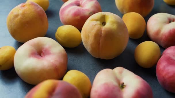 Bonitos Deliciosos Albaricoques Frescos Melocotones Con Hojas Árbol Verde Superficie — Vídeo de stock