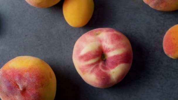 Lekkere Lekkere Verse Abrikozen Perziken Met Groene Boom Bladeren Donkere — Stockvideo