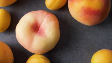 Kayısı ve şeftali koyu doku yüzeyinde. Taze yaz meyvelerini kapatın. Üst te. 4k görüntü.