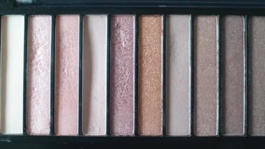 Farklı renk tozları ile göz farları palet. Üst görünüm 4k görüntüleri kapat.