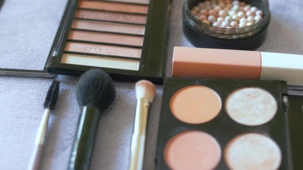 Vue Rapprochée Dessus Des Cosmétiques Pour Femmes Différentes Couleurs Palette — Video