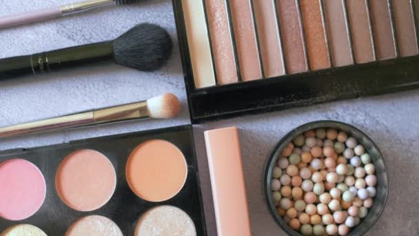 Vue Rapprochée Dessus Des Cosmétiques Pour Femmes Différentes Couleurs Palette — Video