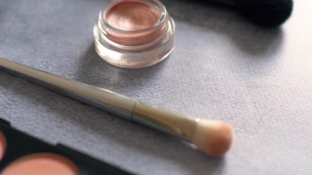 Kosmetik Für Frauen Auf Silberner Texturoberfläche Lidschattenpalette Und Pinsel Mit — Stockvideo