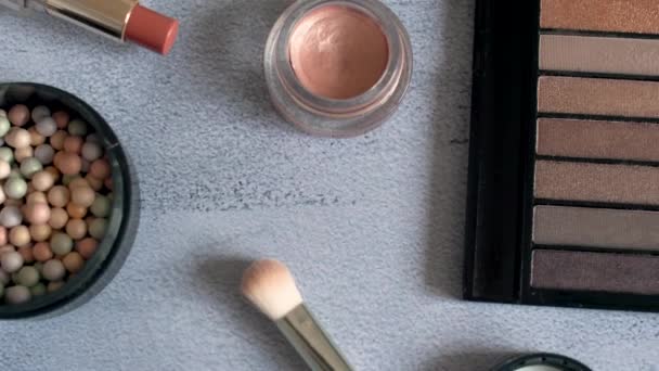 女性化妆品在质地表面构成一种东西 眼影调色板和画笔与不同的颜色粉末 — 图库视频影像