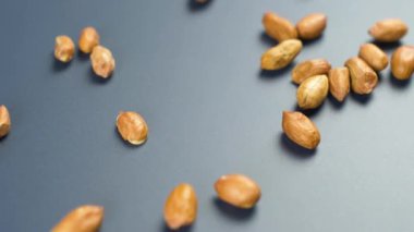 Karanlık yüzey arka planında birçok somunların kapatılması. 