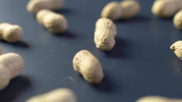 Nahaufnahme Vieler Erdnüsse Auf Dunklem Hintergrund — Stockvideo