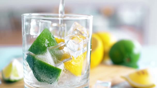 特写新鲜的夏季饮料 包括石灰 柠檬和冰块 还有泼水的介绍玻璃 慢动作素材 — 图库视频影像