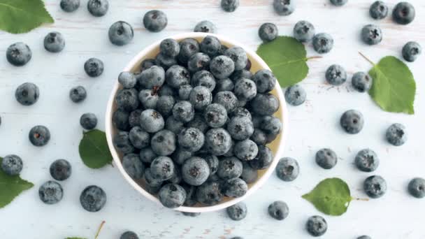 Schöne Leckere Frische Blaubeeren Weißem Teller Der Auf Blauer Holzoberfläche — Stockvideo