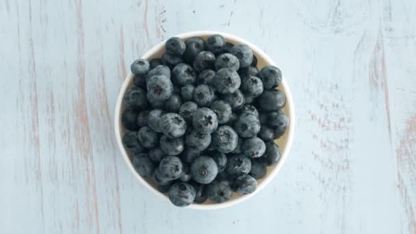 Frische Blaubeere Weißem Teller Auf Blauer Holztextur Oberfläche Ansicht Von — Stockvideo