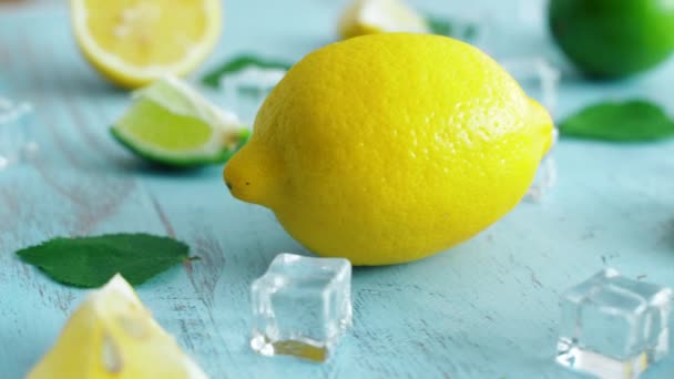 Gros Plan Lime Citron Frais Tranchés Avec Des Glaçons Des — Video