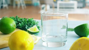 Dilimlenmiş lemin ve limon mutfak masasında intro cam düşen. 4k görüntüleri kapatın.