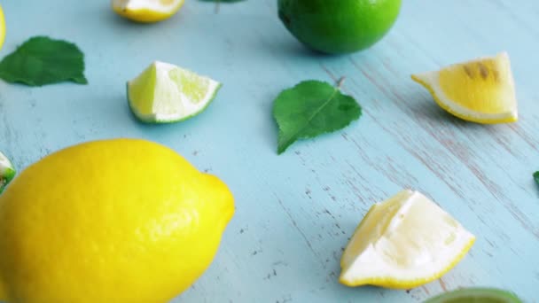 Nahaufnahme Von Frischen Scheiben Geschnittenen Limetten Und Zitronen Mit Grünen — Stockvideo