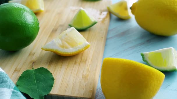 Gesneden Citroen Limoen Houten Keuken Oppervlak Vers Citrusvruchten Beeldmateriaal Close — Stockvideo