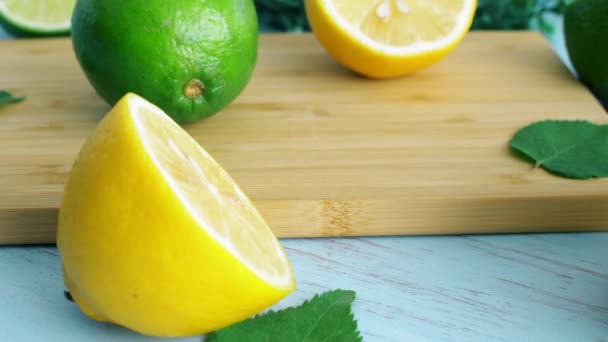 Scheiben Geschnittene Zitrone Und Limette Auf Holz Küchenoberfläche Zitrusfrüchte Nahaufnahme — Stockvideo