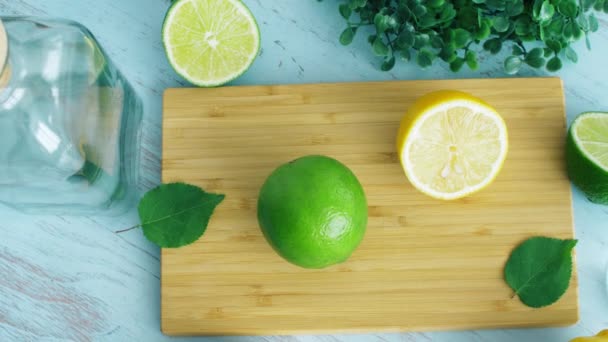 Cal Limón Rodajas Superficie Cocina Madera Con Vidrio Primer Plano — Vídeos de Stock