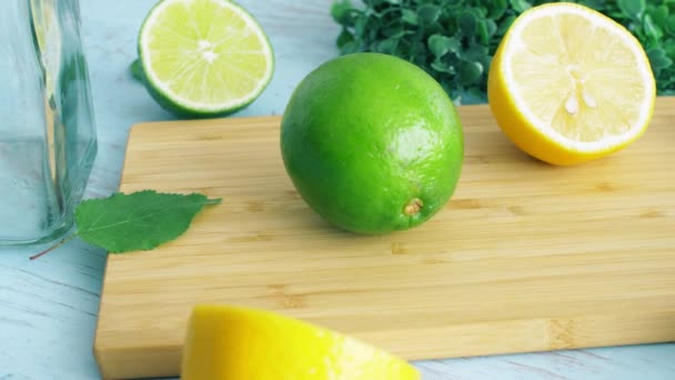 Scheiben Geschnittene Limette Und Zitrone Auf Holz Küchenoberfläche Mit Glas — Stockvideo