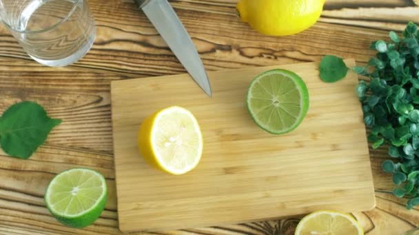 Scheiben Geschnittene Zitrone Und Limette Auf Holz Küchenoberfläche Zitrusfrüchte Nahaufnahme — Stockvideo