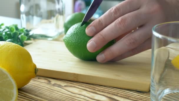 Het Scherpe Koksmes Plakjes Citrusvruchten Close Slow Motion Van Vers — Stockvideo