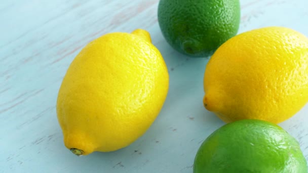 Close Van Verse Limoen Citroen Hout Blauw Oppervlak Roterende Citrusvruchten — Stockvideo