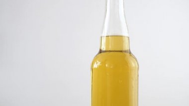 Cama taze bira dökmek. 4k görüntüleri kapatın.