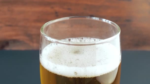 Frisches Bier Glas Alkohol Trinken Aus Nächster Nähe — Stockvideo