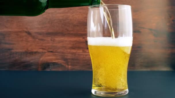 Despejar Cerveja Fresca Vidro Fundo Escuro Fechar Imagens — Vídeo de Stock