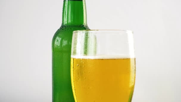 Primer Plano Botella Cerveza Vidrio Girando Sobre Fondo Blanco Imágenes — Vídeos de Stock