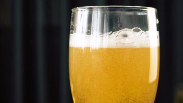 Frisches Bier Ins Glas Gießen Auf Dunklem Hintergrund Nahaufnahme Filmmaterial — Stockvideo