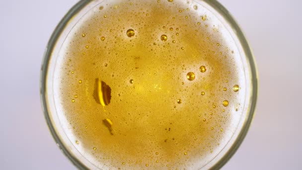 新鲜罐啤酒在玻璃杯中 酒精饮料特写 — 图库视频影像