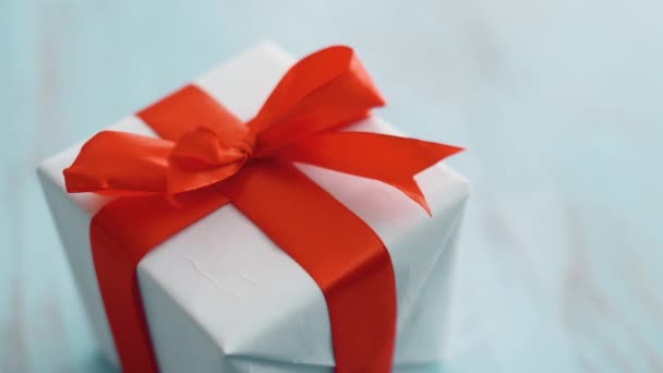 Caja Regalo Blanca Con Cinta Seda Roja Giratoria Caja Regalo — Vídeos de Stock