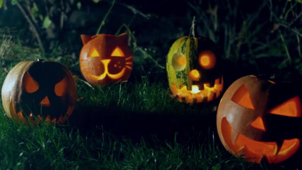 Gruselige Halloween Kürbisse Mit Brennenden Kerzen Drinnen Und Rauch Narben — Stockvideo
