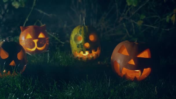 Korkunç Halloween Kabaklar Içinde Yanan Mum Duman Ile Gece Kafa — Stok video