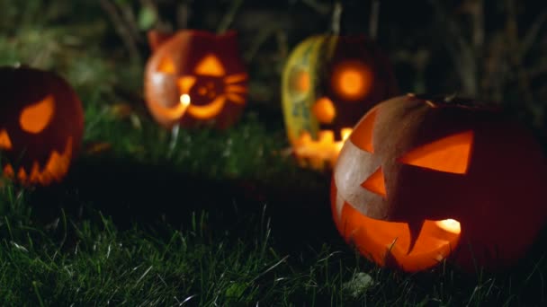 Eng Halloween Pompoenen Hoofd Nachts Met Brandende Kaars Binnen Scarry — Stockvideo