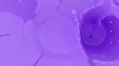 Sıvı yüzeyde üç boyutlu sıçrama animasyonu. 4k kusursuz döngü görüntüsü. 