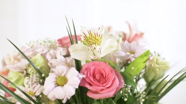 Vacker Stor Bukett Olika Blommor Roterar Vit Bakgrund Närbild Olika — Stockvideo