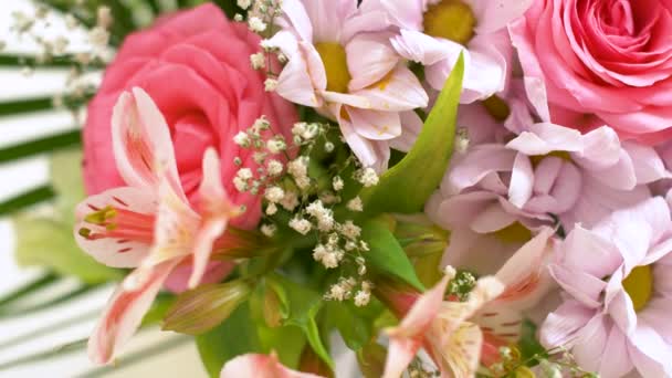 Değişik Çiçekleri Olan Güzel Büyük Bir Buket Güzel Açık Çiçekleri — Stok video