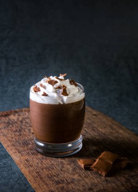 Ev yapımı çikolatalı mus.