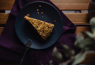 Koyu arkaplan havuçlu kek.