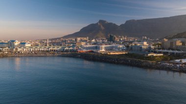 Cape Town, Güney Afrika - 02 Kasım 2018. V & a rıhtımı, tekerleği, dağları ve zirvesi olan Cape Town şehir merkezinin havadan görüntüsü. panoramik bir resmin parçası