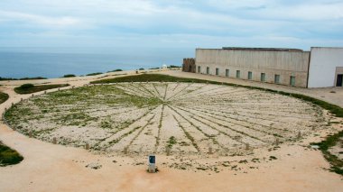 Portekiz 'in güneyindeki Sagres kasabasında 43 metre çapında eski bir seyir rüzgârı pusulasının görüntüsü yükseldi.