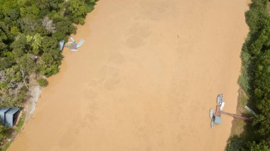 Kahverengi nehir Kinabatangan, tekneleri kenetlenmiş ve nehir çevresindeki orman, Malezya