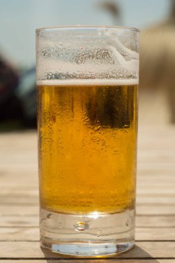 Plajın önündeki ahşap masada servis edilen taze bira.