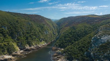 Güney Afrika 'daki Tsitsikamma Milli Parkı' nın hava manzarası vahşi doğa ve koruma cenneti için bir cennet. Dağın bir kısmı yakın zamanda çıkan bir yangın yüzünden yandı..