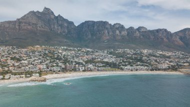 Güney Afrika 'daki kamp koyunun havadan görüntüsü, Cape Town' un yanında, aslanlar dağlara ve 12 havariye ve tüm sahil manzaralarına yöneliyor.