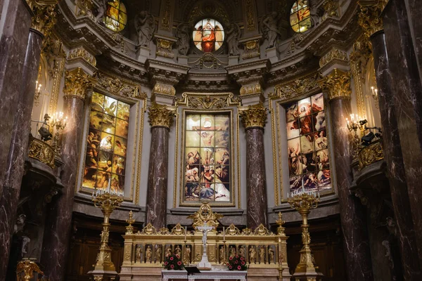 Berlim Alemanha Março 2018 Dentro Catedral Berlim Belo Altar Com Imagens De Bancos De Imagens Sem Royalties