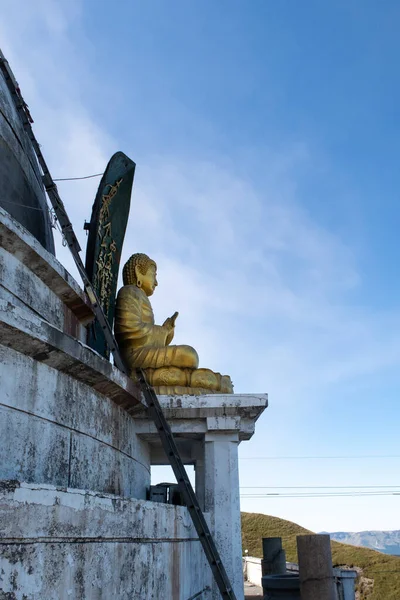 Χρυσό Άγαλμα Του Βούδα Εγκαταλελειμμένα Ερείπια Του Ναού Του Βούδα — Φωτογραφία Αρχείου