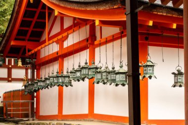 Japonya 'daki Nara Parkı' nda yeşil fenerli kırmızı tahta Budist tapınağı..