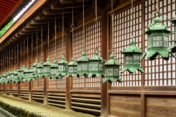 Riga Lanterne Verdi Tradizionali Giapponesi Decorative Appese Nel Tempio Buddista — Foto Stock