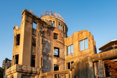 Hiroşima Barış Anıtı 'nın (Atom Bombası Kubbesi) Japon Hiroşima' da gün batımında yakın çekim görüntüsü.